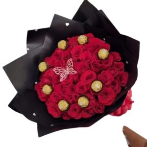 Arreglo buchon Rosas rojas, chocolates ferreros/Floristería Cali