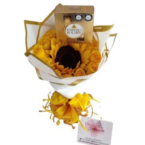 Arreglo buchon de girasol, rosas y chocolates ferreros -Floristería Cali